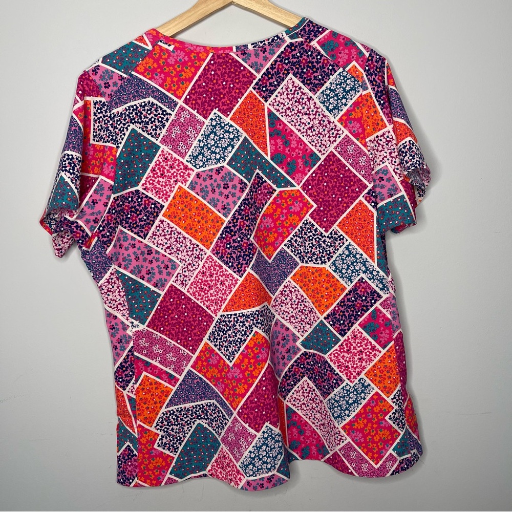 Vera Bradley V-Neck Floral/Paisley Print Scrub Top (Large) - Picture 5 of 6